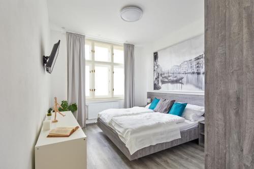 Postel nebo postele na pokoji v ubytování Minimalist Apartment on Wenceslas Square by Prague Days