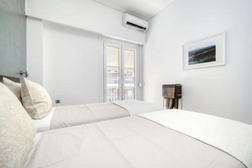 Ein Bett oder Betten in einem Zimmer der Unterkunft Elegant Light Two Bedroom Apartment in City Center