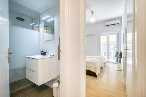 Elegant Light Two Bedroom Apartment in City Center