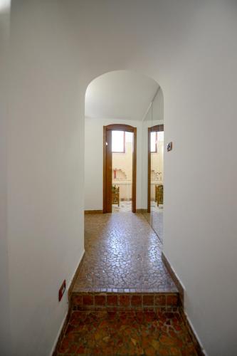 an empty room with a hallway with a mirror at Umbra Idris Holiday Home in Matera