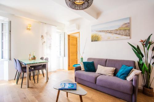 un salon avec un canapé et une table dans l'établissement PARADISIO 2 AP4237 By Riviera Holiday Homes, à Nice