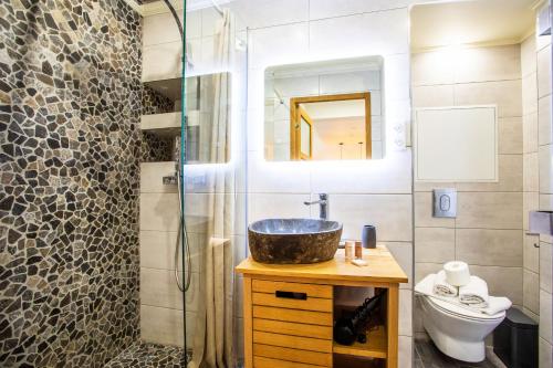 une salle de bain avec un lavabo, des toilettes et un miroir dans l'établissement PARADISIO 2 AP4237 By Riviera Holiday Homes, à Nice