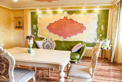 uma sala de jantar com uma mesa e cadeiras e um sofá em Rose em Mariánské Lázně