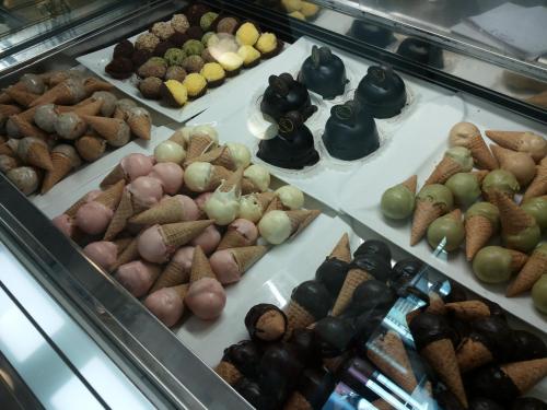 una vetrina piena di diversi tipi di cibo di B&B Casa Valeria a Catania
