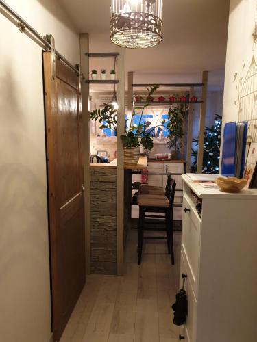a kitchen with a hallway with a table and a door at Gîte Alsace maison indépendante proche Strasbourg in Mutzig