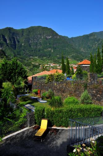 a view of a park with a yellow bench at Estalagem do Vale in São Vicente
