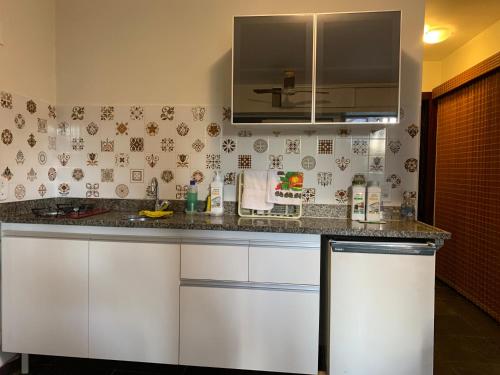 a kitchen with a sink and a counter top at Cumbuco Eco Paradise apto com varanda in Cumbuco
