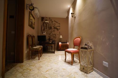 - un couloir avec des chaises et une table dans une chambre dans l'établissement Bari Antica Boutique B&B, à Bari