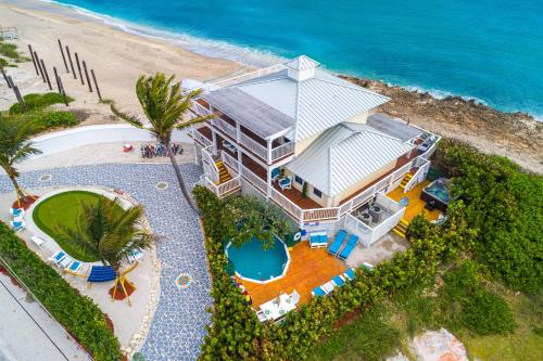 - une vue aérienne sur une maison sur la plage dans l'établissement Avalon, à Stuart
