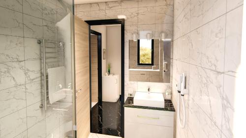 ein weißes Badezimmer mit einem Waschbecken und einem Spiegel in der Unterkunft VILLA JANE INN in Rogoznica