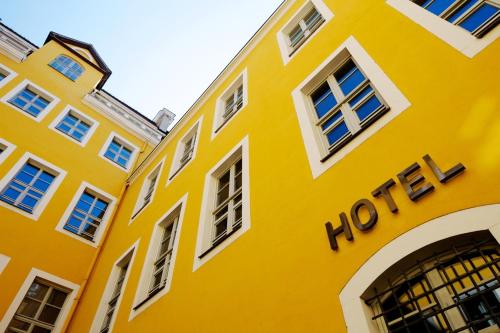 un edificio amarillo con la palabra Hollywood en él en Hotel Fregehaus en Leipzig