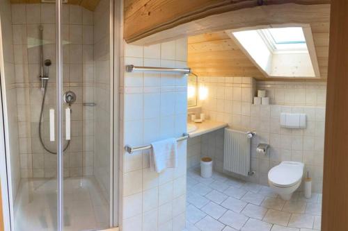 a bathroom with a shower and a toilet at Gemütliche Ferienwohnung im DG am Tegernsee - Bergblick, Ruhe & ganz viel Platz in Bad Wiessee