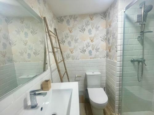 Ванна кімната в Mediterranean Charm Apartment