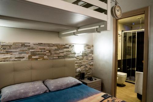 シルミオーネにあるLaguna verdeのベッドルーム1室(ベッド1台、壁掛け時計付)