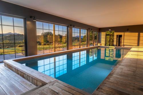 une piscine avec vue sur les montagnes dans l'établissement Auberge A Pignata, à Levie