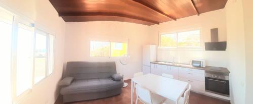 sala de estar con sofá y mesa en Vista al Mar, en La Frontera