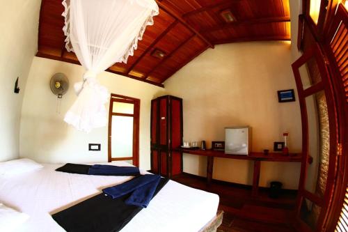 埃拉的住宿－埃拉奧克利奇小屋酒店，一间卧室设有两张床和窗户。
