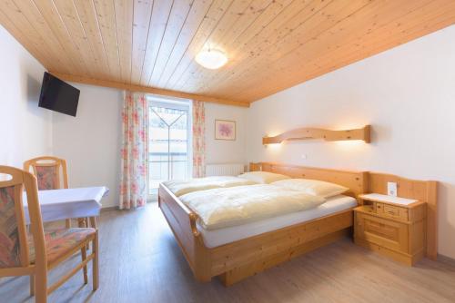 Кровать или кровати в номере Haus Meneweger