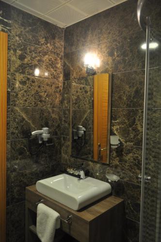 Bilik mandi di Hotel Atabay