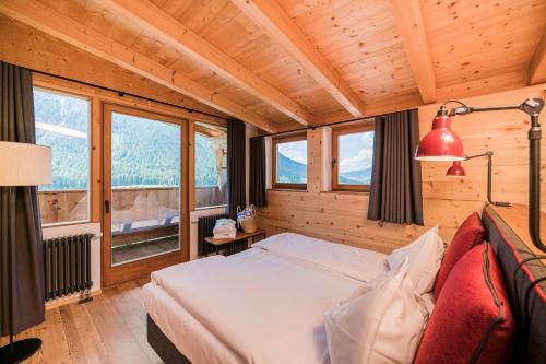 Posteľ alebo postele v izbe v ubytovaní Berghotel - Sexten