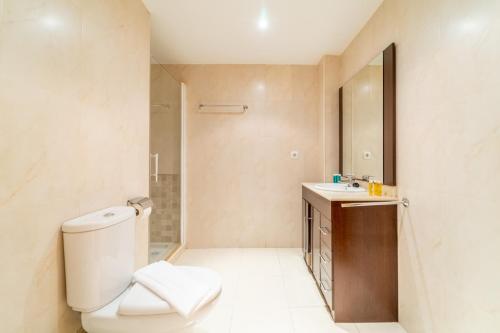 y baño con aseo y lavamanos. en MyFlats Luxury Navas, en Alicante