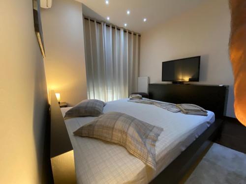 Postel nebo postele na pokoji v ubytování Ioannina Luxury Suites & Apartments