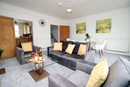 Posezení v ubytování Spacious Georgian 3bedroom Apartment- 10 minute walk to the River Avon, Roman Baths and Bath Abbey