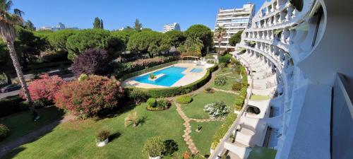 une vue aérienne d'un immeuble avec piscine dans l'établissement Studio Piscine à 5 minutes des plages du couchant, à La Grande Motte