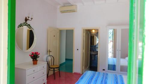 a bedroom with a bed and a dresser and a mirror at Villaverde in Positano