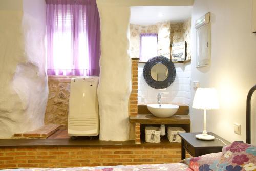 y baño con lavamanos y lavamanos. en Cuencaloft Calderón de la Barca, en Cuenca