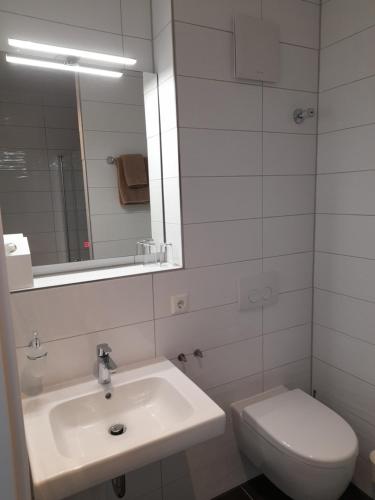 Ett badrum på Gästehaus Weinberge
