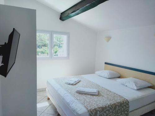 Un pat sau paturi într-o cameră la Résidence Les Pavillons du Golfe