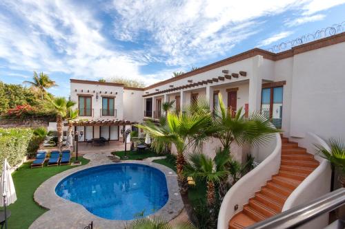 Villa con piscina en un patio en Seven Crown La Paz Centro Historico, en La Paz