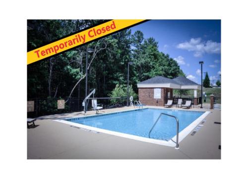 una piscina con un cartello che dice temporaneamente chiusa di Candlewood Suites Columbus-Northeast by IHG a Columbus