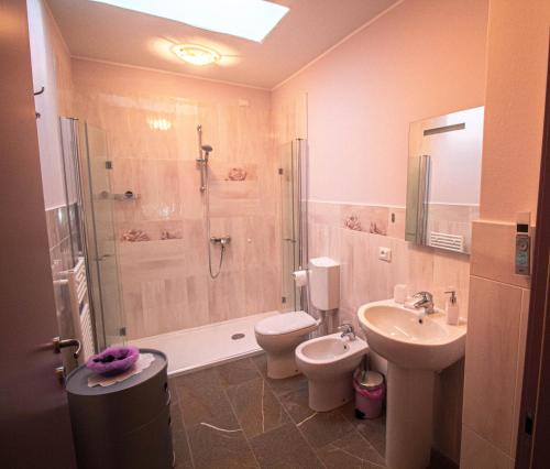 a bathroom with a toilet and a sink and a shower at Bed Adelaide in Cividale del Friuli