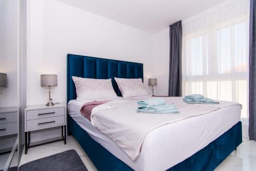um quarto com uma cama grande e uma cabeceira azul em Mia em Trogir