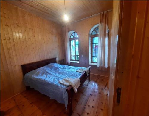 Adishi的住宿－Nino & Tarzan Guesthouse，一间设有床铺的卧室,位于带窗户的房间内