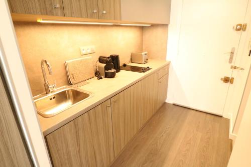 une cuisine avec un évier et un plan de travail dans l'établissement Beautiful studio at the Grand Hotel Residence with sunny balcony 138, à Cannes