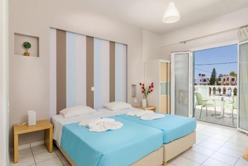 Ilios Stalis في ستاليدا: غرفة نوم بسريرين ازرق وبلكونة
