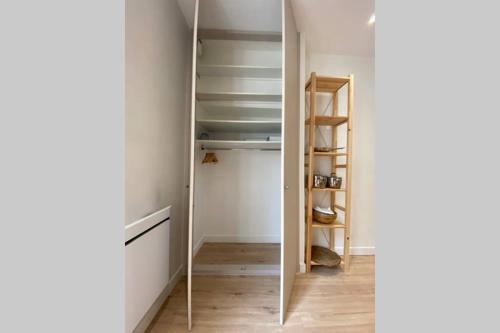 a mirror in a room with a closet at Le Cocon, Hyper-centre, Climatisation, Trams in Grenoble