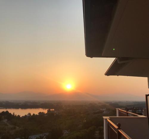 Η ανατολή ή δύση του ηλίου όπως φαίνεται από αυτός ο ξενώνας ή από εκεί κοντά