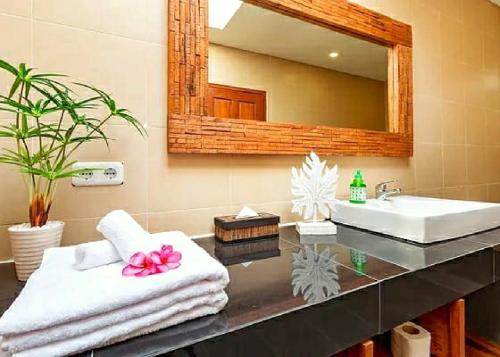 吉利阿尔Hotel and Villa B52 Gili Air的带水槽和镜子的浴室