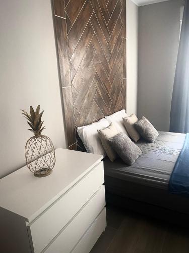タラスコンにあるStudio Magaliの木製のアクセントの壁の小さなベッドルーム1室