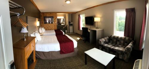 Postel nebo postele na pokoji v ubytování Knights Inn Huntsville