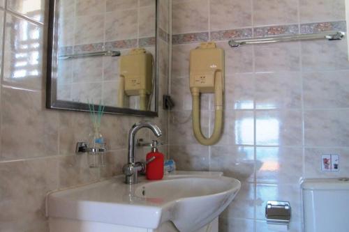 Sunrise pearl in Attika Riviera apt and Parking tesisinde bir banyo