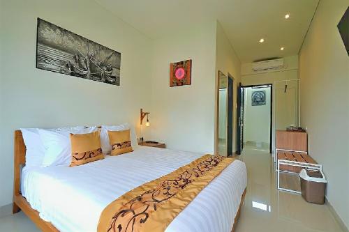 Hotel and Villa B52 Gili Airにあるベッド