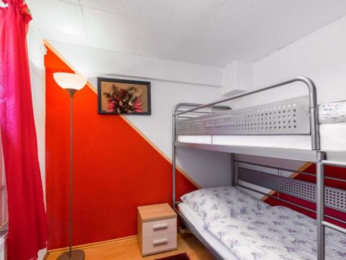 Двох'ярусне ліжко або двоярусні ліжка в номері Pleasant Apartment in Damshagen with Terrace and Barbecue