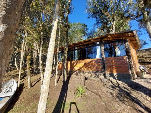 a log cabin in the woods with trees at Oásis Pousada in Cambará