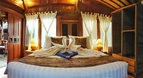 Hotel and Villa B52 Gili Airにあるベッド