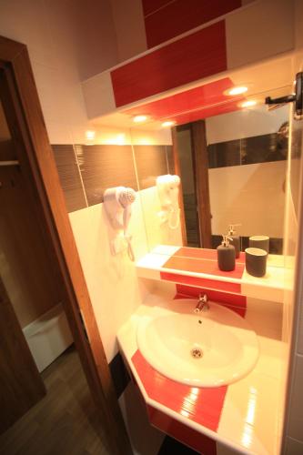 een badkamer met een wastafel en een spiegel bij U Admirala in Kladno